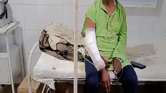 अज्ञात नकाबपोस अपराधियों ने बम मारकर किया घायल।