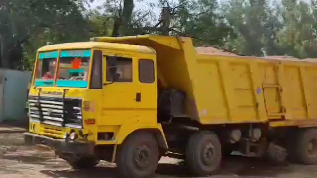 जालौन,कोंच:-लाल सोने के तस्करों पर कसता जा रहा है प्रशासन का शिकंजा