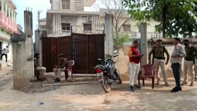 रफीगंज में आर्थिक अपराध इकाई टीम ने थानेदार के पैतृक घर पर किया छापामारी।।करीब 4 घंटे से अधिक की पुछताछ।