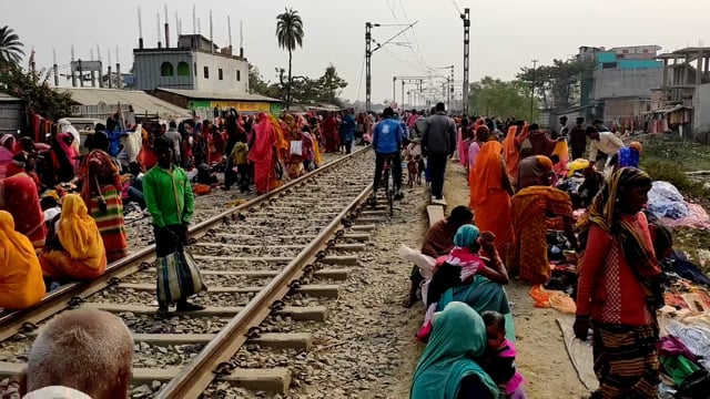 सिमरीबख्तियारपुर स्टेशन के रानीहाट में रेल पटरी पर सजती है दुकानें, दुर्घटना की हर वक्त बनी रहती है आशंका