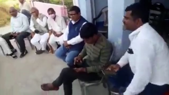 गुजरात में जिले की बेटी की हुई हत्या मामले में पीड़ित परिजनों से मिलने सनैया गांव पहुंची जदयू की टीम।