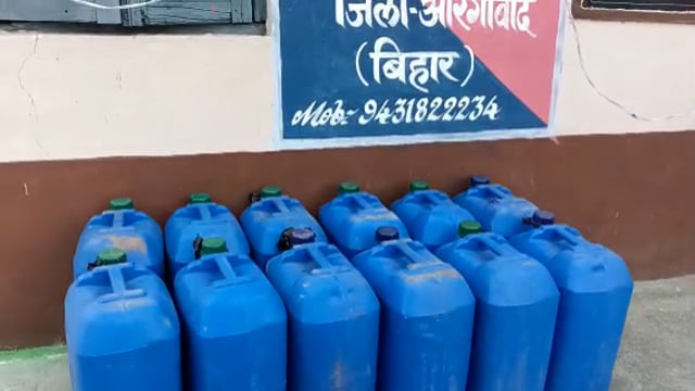 मदनपुर पुलिस माधोखाप गांव के एक घर से 420 लीटर स्प्रिट की बरामद,धंधेबाज फरार  #crime 