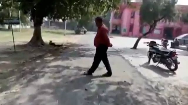 कोंच,सपा नगर अध्यक्ष ने गुणवत्ता विहीन सड़क निर्माण का वीडियो किया वायरल ठेकेदार पर लगाया  भ्रष्टाचार का आरोप