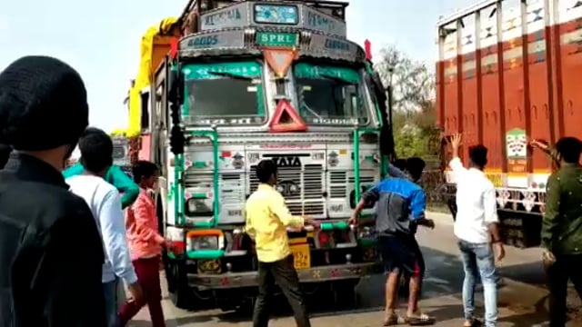 दिल्ली से कोलकाता मुर्गे के कटे-छटे बेकार मांस के टुकड़े की एक ट्रक कामा बिगहा के समीप पकड़ाई