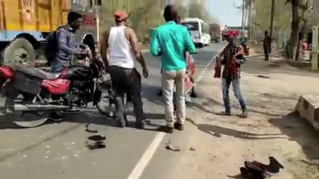 तेज रफ्तार ट्रक ने बाइक सवार को मारी टक्कर बाइक पूरी तरह क्षतिग्रस्त,बाइक सवार भी हुआ जख्मी।