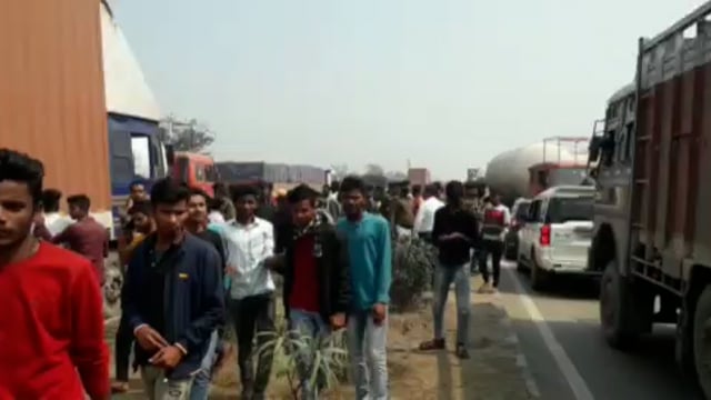 भोजपुरी गायक संतोष रेणु यादव की गिरफ्तारी के विरोध में उनके समर्थकों ने कामा बीघा के समीप एनएच 19 को किया जाम