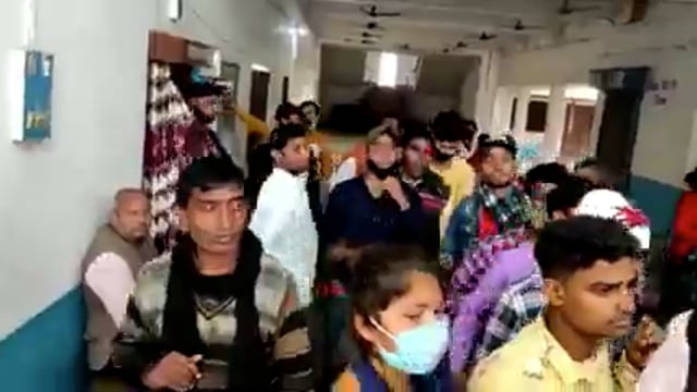  सिपाही भर्ती परीक्षा के दौरान बायोमेट्रिक वेरिफिकेशन नहीं होने से नाराज अभ्यर्थियों ने परीक्षा केंद्र पर किया हंगामा।