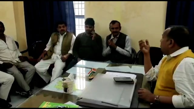 सिरदला प्रखंड कार्यालय में वीडियो ने स्वास्थ्य कर्मियों के साथ किए बैठक