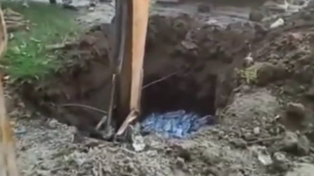 मेजरगंज थाना परिसर में जप्त शराब को नष्ट किया गया।