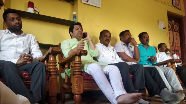 चंद्रभागाबाई व्यंकटराव शिंदे कुटुंबीयांचे जिल्हा परिषदेचे अध्यक्ष राहुल केंद्रे यांच्याकडून सांत्वन