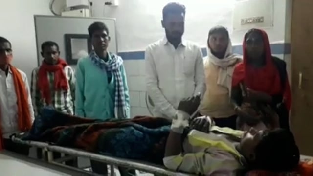 मदनपुर में मजदूर ने मांगी मजदूरी तो मालिक ने की पिटाई और छत से फेंका