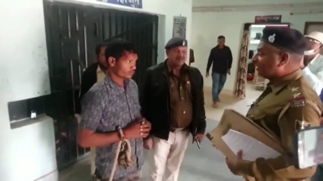 कई कांड का फरारी नक्सली संजय सादा चढ़े पुलिस के हत्थे, सलखुआ पुलिस ने हथियार के साथ किया गिरफ्तार, डीएसपी ने जानकारी दिया