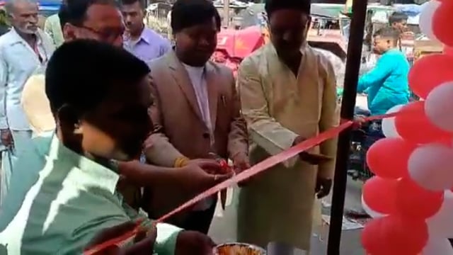 रफीगंज में मुख्य पार्षद द्वारा किया गया निजी दुकान का उद्घाटन।