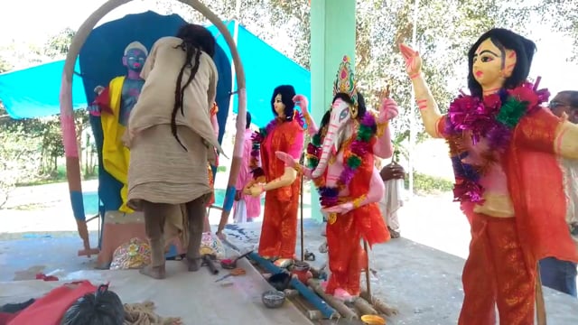 हसनगंज में राधा-कृष्ण की प्रतिमाओं को अंतिम रूप देने में लगे हैं मूर्तिकार