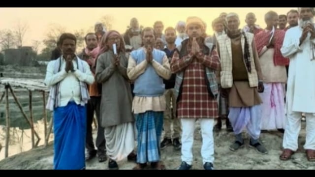 गंगापट्टी में पुल निर्माण की मांग को लेकर ग्रामीणों का धरना।