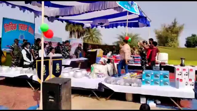  जमुई  के झाझा प्रखंड के अति  सुदूरवर्ती इलाके में  सिविक एक्शन के तहत सीआरपीएफ के 215 बटालियन ने किया   सामग्री  वितरण