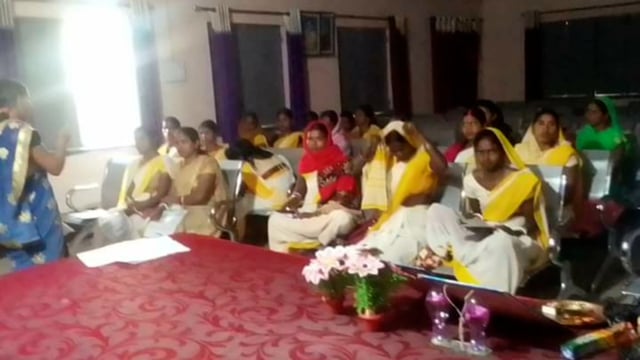 औंरा पंचायत भवन में एक विधालय के बगोदर संच की हुई बैठक