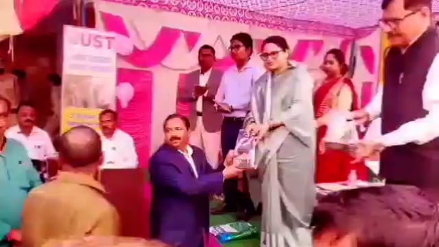 जालौन-राष्ट्रीय विज्ञान दिवस पर जिलाधिकारी द्वारा इंस्पायर्ड एवार्ड से सम्मानित हुये प्रवक्ता बृजेन्द्र  अहिरवार