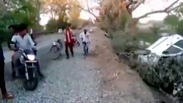 जालौन,कोंच-तेज रफ्तार कार अनियंत्रित होकर खाई में पलटी बाल-बाल बचा कार सवार