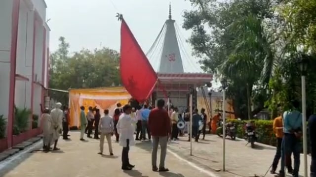 रफीगंज में शिवरात्रि पर्व को लेकर व्यवस्थाओं में चहल-पहल पूजन सामग्री से सजी दुकानें।