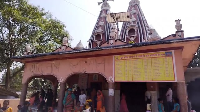 महाशिवरात्रि पर्व को लेकर शिव मंदिरों में  जुटी जलाभिषेक को श्रद्धालुओं की भीड़