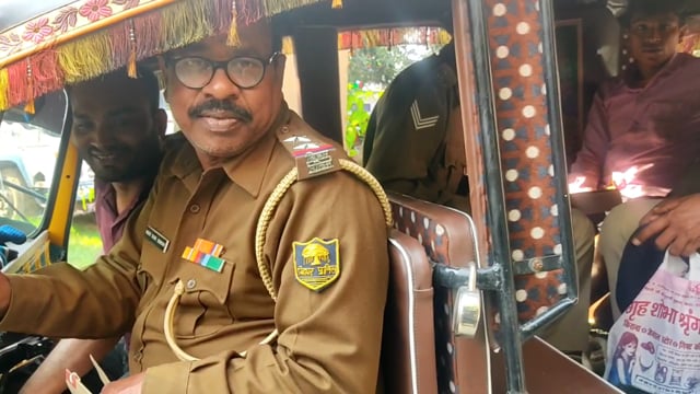 नैली गांव से 15 लीटर देशी शराब के साथ एक धंधेबाज को पुलिस ने किया गिरफ्तार, एक कमरा को किया गया सील