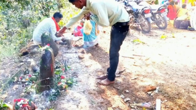 महाशिवरात्रि के पर्व में सीतापुर विकासखंड के शिवमंदिर में दिखी श्रद्धालुओं की भीड़...