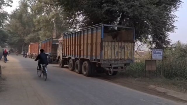 ओवरलोड को लेकर चला अभियान,बालू लदा ट्रक पकड़ाया