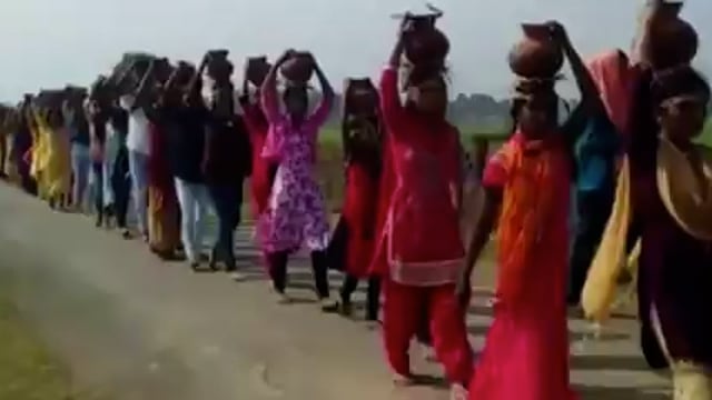 महाशिवरात्रि पर नेमदारगंज गांव में अखंड रामधुनी यज्ञ को लेकर निकाली गई कलश यात्रा।