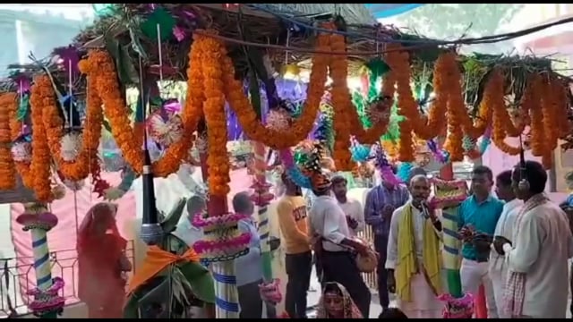 महाशिवरात्रि को लेकर थरथरी प्रखंड समेत क्षेत्र के सभी शिवालयों में उमड़ी महिला श्रद्धालुओं की भीड़