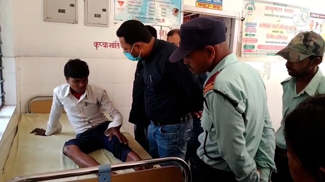 रहुई प्रखंड इलाके के रहुई बाजार पेट्रोल पंप के समीप बाइक व साइकिल की टक्कर में युवक हुआ जख्मी।