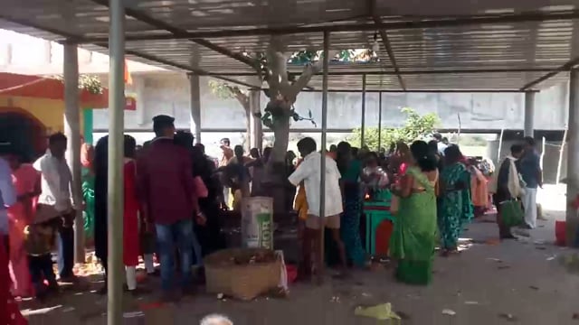 महाशिवरात्री निमित्ताने वांगेपल्ली येथील नदी घाटावरील महादेव शंकराच्या मंदिरात भाविकांची मोठी गर्दी.