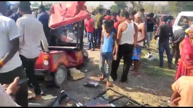  Jamui देवघर से पूजा कर लौट रहे हैं स्कारपियो का फटा टायर टोटो से टकराकर हुए दुर्घटनाग्रस्त 