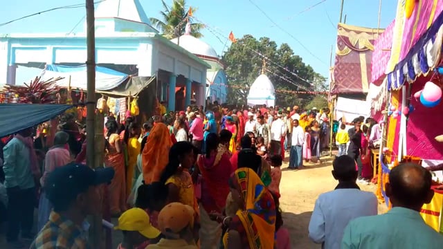 हसनगंज के भारीडीह मंदिर में हजारों की संख्या में श्रद्धालु पहुंच कर बाबा भोलेनाथ को जल अर्पित किया