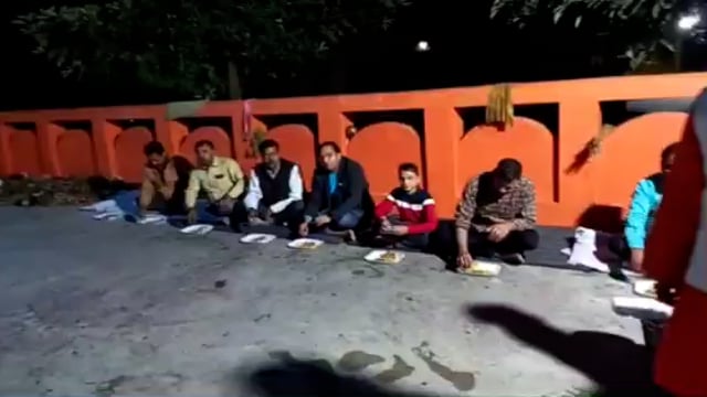 गोंडा नवाबगंज सिद्धेश्वर नाथ मंदिर पर सामूहिक रूप से भंडारे का हुआ आयोजन