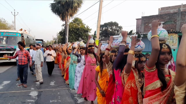 अखंड कीर्तन को लेकर निकाली गई कलश यात्रा।