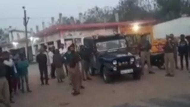 गोंडा वजीरगंज थाना क्षेत्र के गोंडा अयोध्या मार्ग पर गोवंश की चपेट में साइकिल सवार युवक हुआ घायल