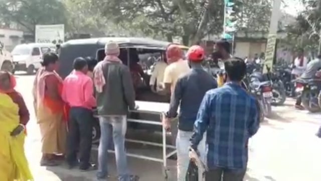 सदर प्रखंड के बासेखाप गांव में बर्तन धोने के क्रम में हुई लड़ाई में देवरानी ने जेठानी पर फेंका गर्म पानी,जेठानी झुलसी