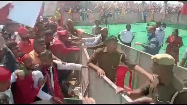 सपा मुखिया के जनसभा में सपा समर्थकों का उपद्रव आया सामने सुरक्षाकर्मी पुलिस को झंडे के डंडे से मारा, मामला वानारस जनसभा 