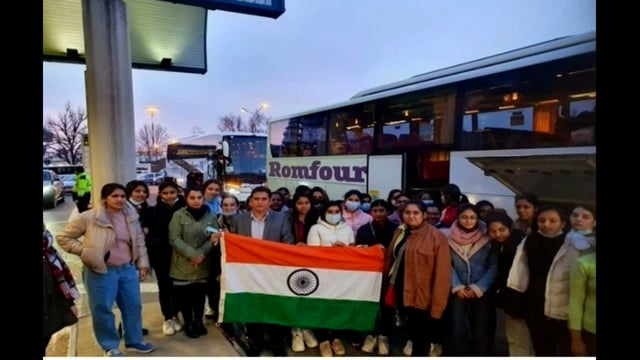 यूक्रेन में बमबारी के बीच घर पहुंचा अभिषेक