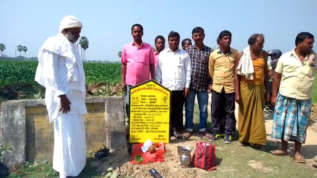 हसनगंज के वार्ड संख्या 04 में मनरेगा योजना के तहत सड़क में मिट्टी भराई कार्य का हुआ शुभारंभ