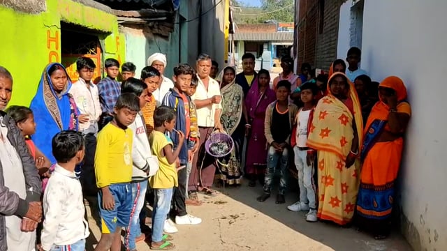 कुएं के पानी को दूषित करने को लेकर ग्रामीणों में रोष 