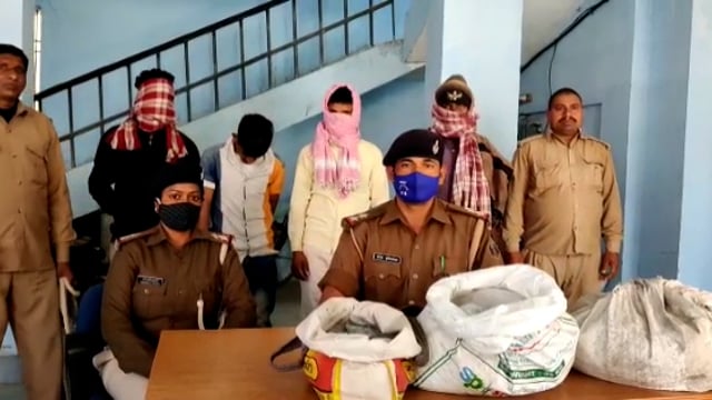 रफीगंज पुलिस ने चार पहिया वाहन के साथ तीन शराब तस्कर  कियागिरफ्तार,₹10000 बरामद।