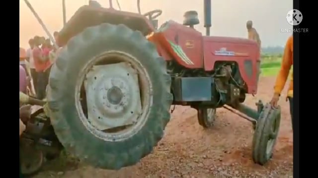 नारदीगंज में सड़क निर्माण कर रही कंपनी का ट्रैक्टर गड्ढे में पलटा