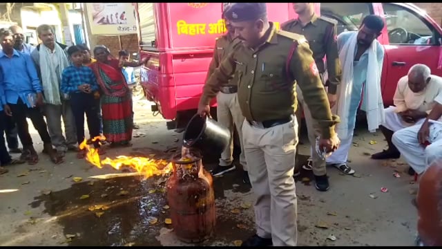 बिहार अग्निशमन सेवा हिलसा  ने समस्त बलों के साथ  थरथरी प्रखंड में उपस्थित होकर  अग्नि समस्या के बारे में बताएं