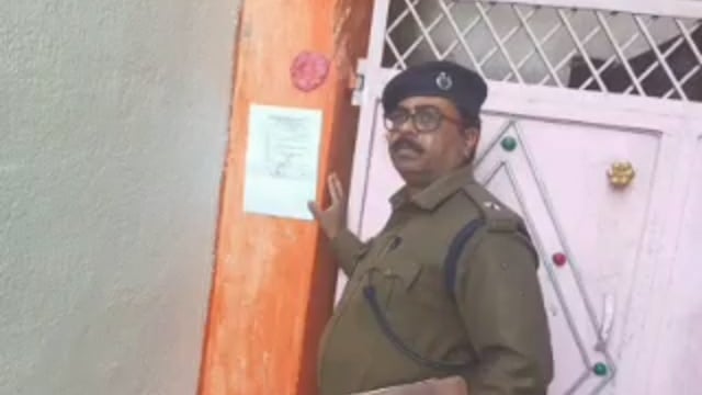 भोजपुरी गायक छोटु चिंगारी की गिरफ्तारी के लिए पुलिस ने उनके क्षत्रिय नगर स्थित आवास पर चिपकाया इश्तेहार