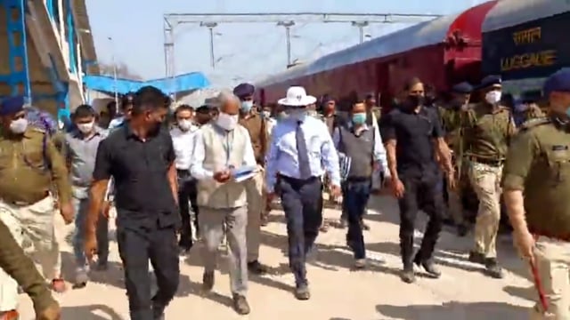 शुक्रवार को शेखपुरा में पूर्व रेलवे के महाप्रबंधक अनुपम शर्मा ने रेलवे स्टेशन का निरीक्षण करने पहुंचे।