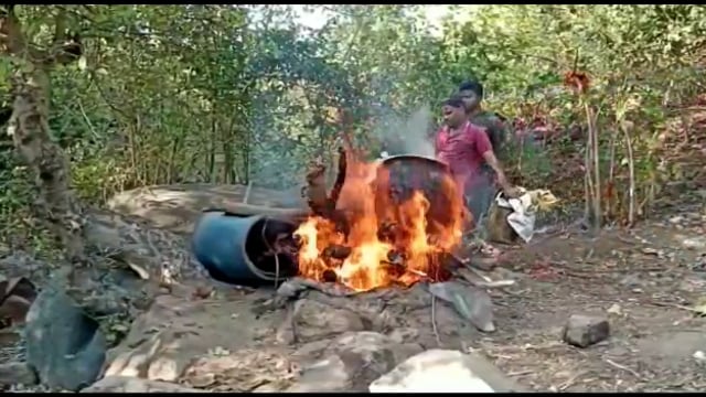 सिरदला पुलिस ने हेमजा भारत के जंगल में शराब की एक संचालित भट्टी को किया ध्वस्त