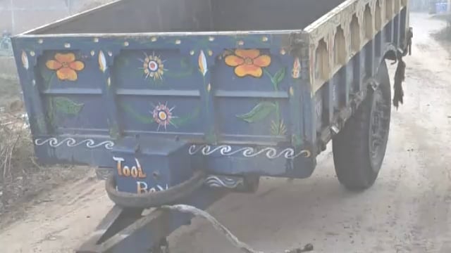 तेज रफ्तार से जा रहे एक ट्रैक्टर का डाला अचानक कनाप रोड पर गिरा,बाल -बाल बचे डॉ.व शिक्षक