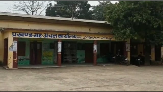 अग्नि पीड़ितों के बीच चेक का वितरण